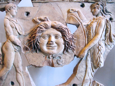 Gorgone con ai lati Perseo e Atena