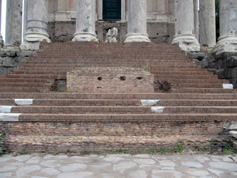 Temple of Antoninus and Faustina - remains of the altar and statues