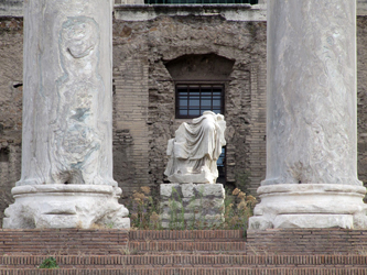 Temple of Antoninus and Faustina - remains of the altar and statues